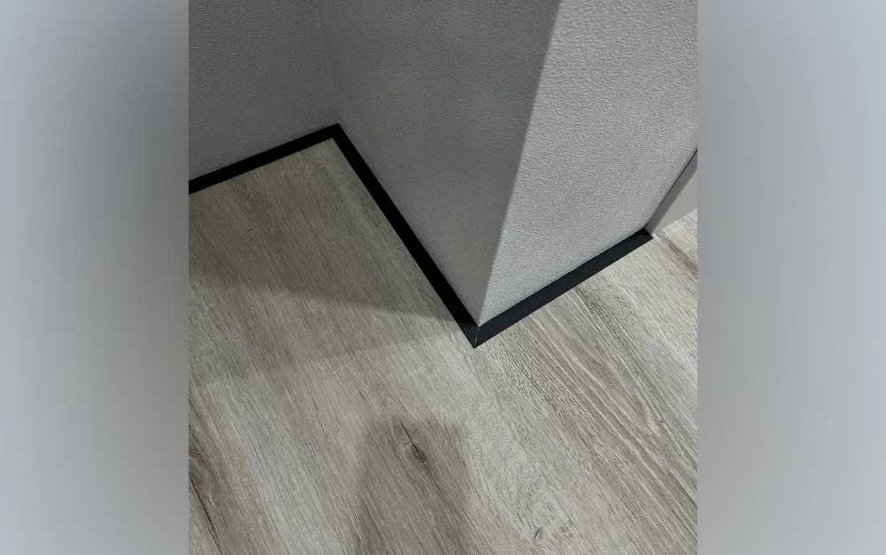 Микроплинтус AL16X5-03 16х6х1900мм Чёрный