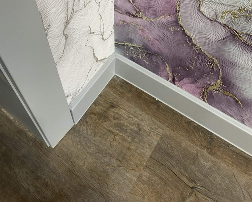 Плинтус ХДФ Dollken Cubu Flex Life 80мм х 2,5 м 1012 Светло-серый