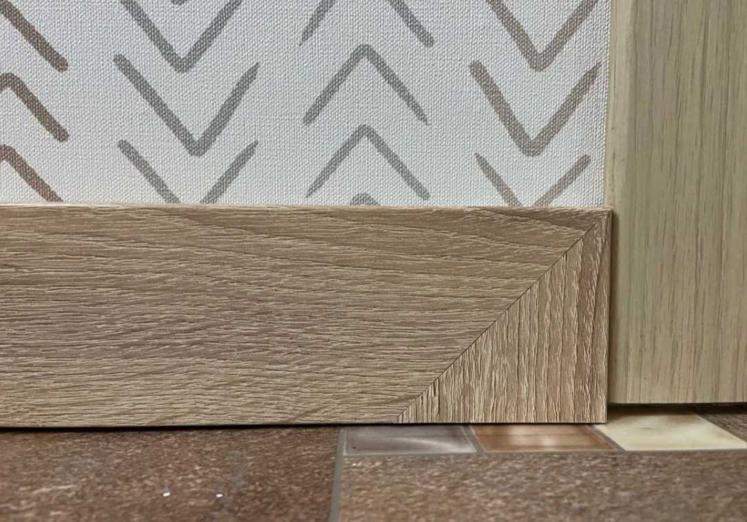 Плинтус МДФ Волшебная палочка. Гарден 60 мм. 207 Ясень бриллиантовый