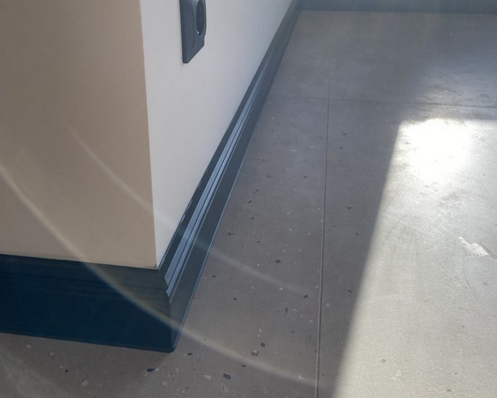 Плинтус ХДФ Dollken Cubu Hamburg Style 80мм х 2,5 м 1144 Черный