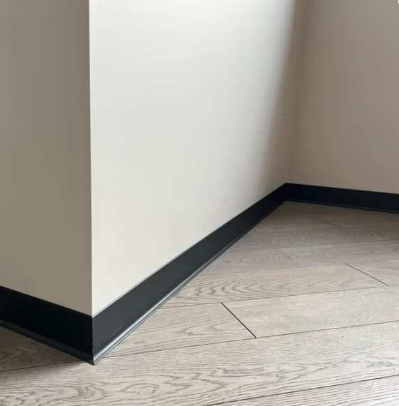 Плинтус алюминиевый Пл 100.2500.15к Черный