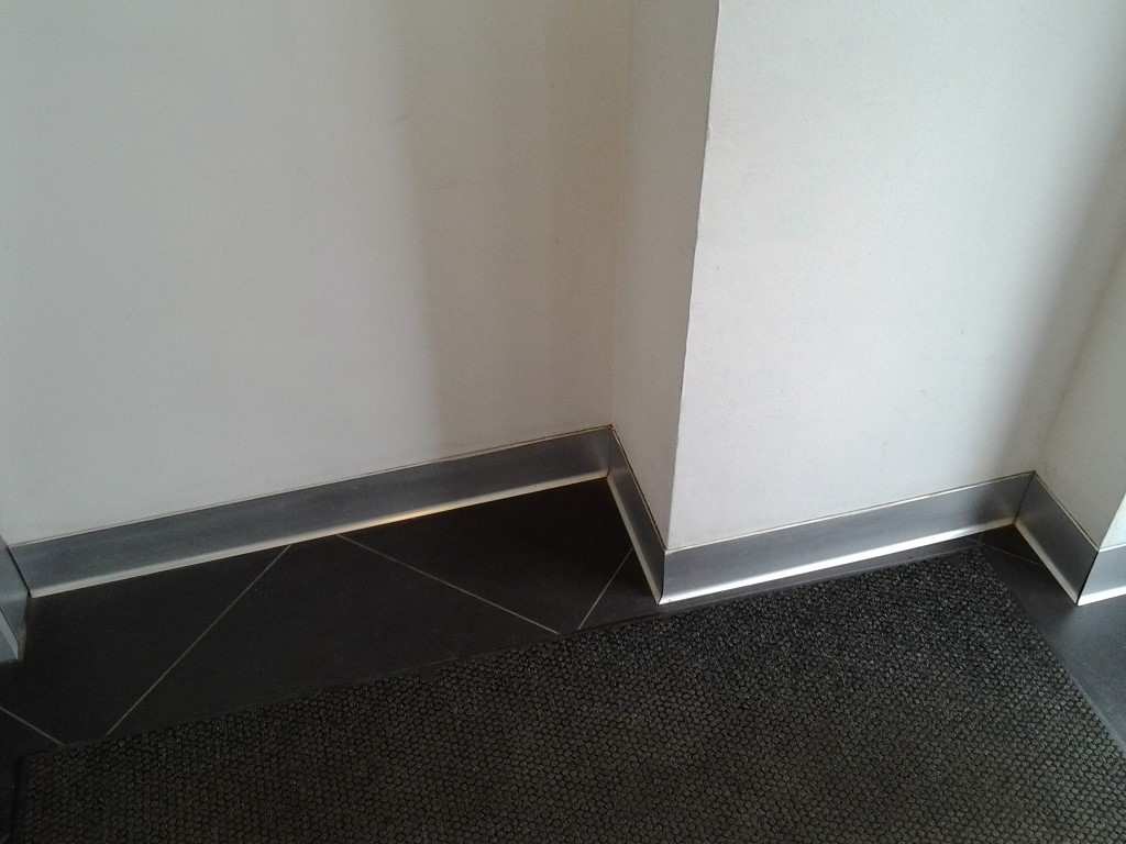 Плинтус алюминиевый 80 мм ПЛ-80 серебро/мат муар 3м.