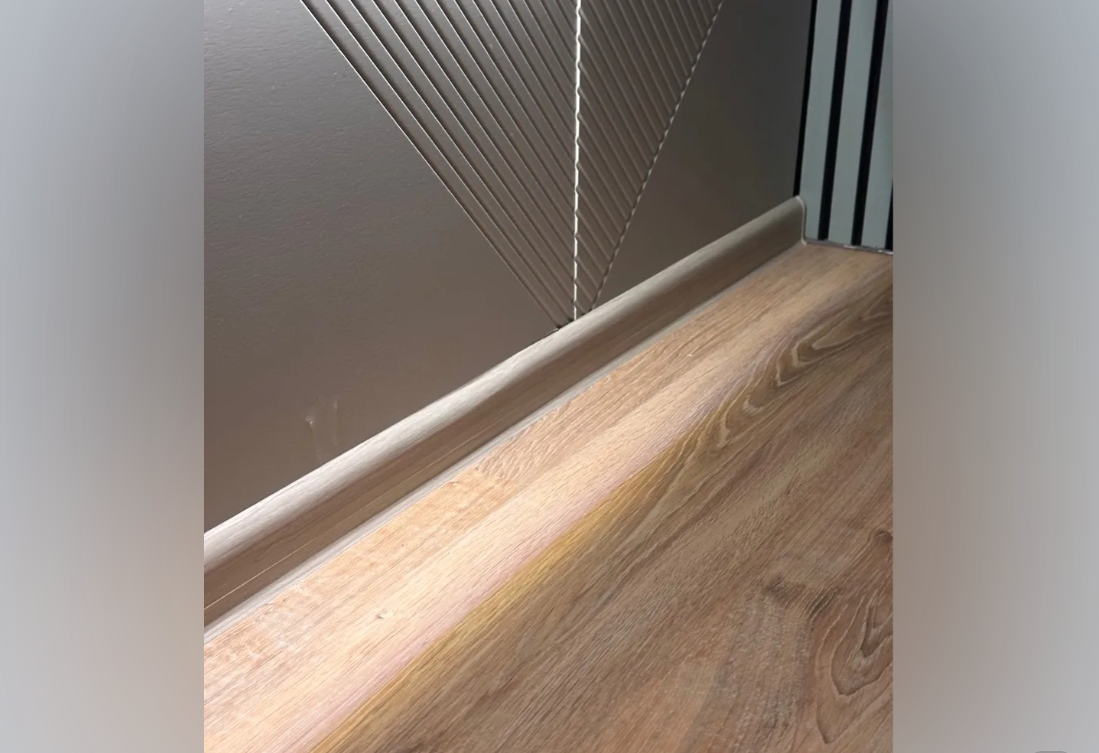 Плинтус ПВХ Идеал Классик 70мм 2,2м 251 Ясень