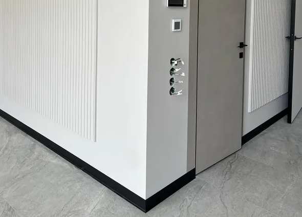 Плинтус алюминиевый 60 мм ПЛ-60 (79107PF7) черный муар 3м