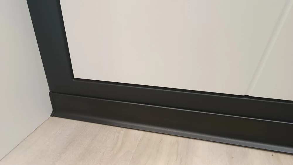 Плинтус алюминиевый 60 мм ПЛ-60 (79107PF7) черный муар 3м