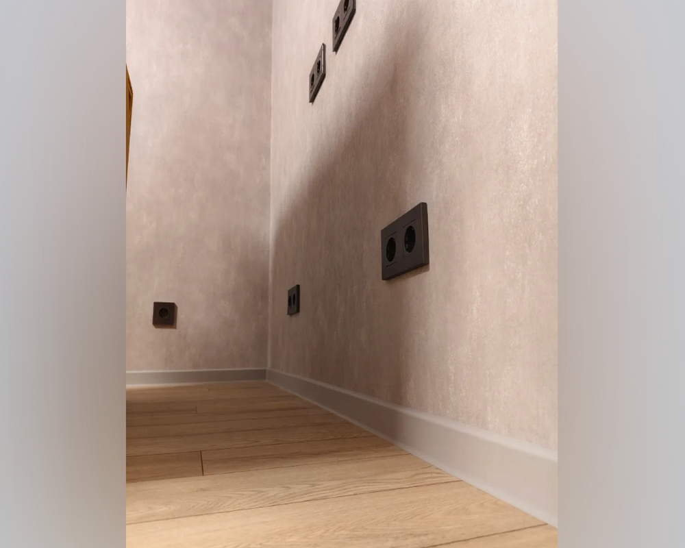 Плинтус ПВХ MAGIC STIСK 77мм 2,2 м MS16 Алюминий