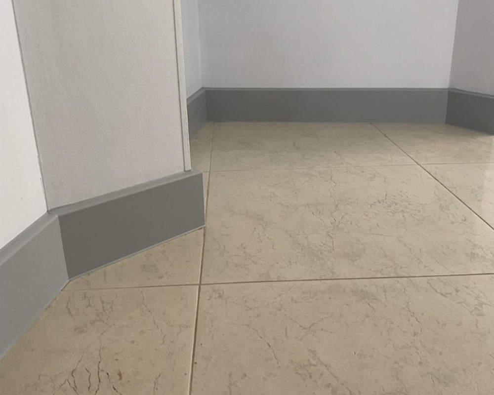 Плинтус ХДФ Dollken Cubu Flex Life 80мм х 2,5 м 1012 Светло-серый