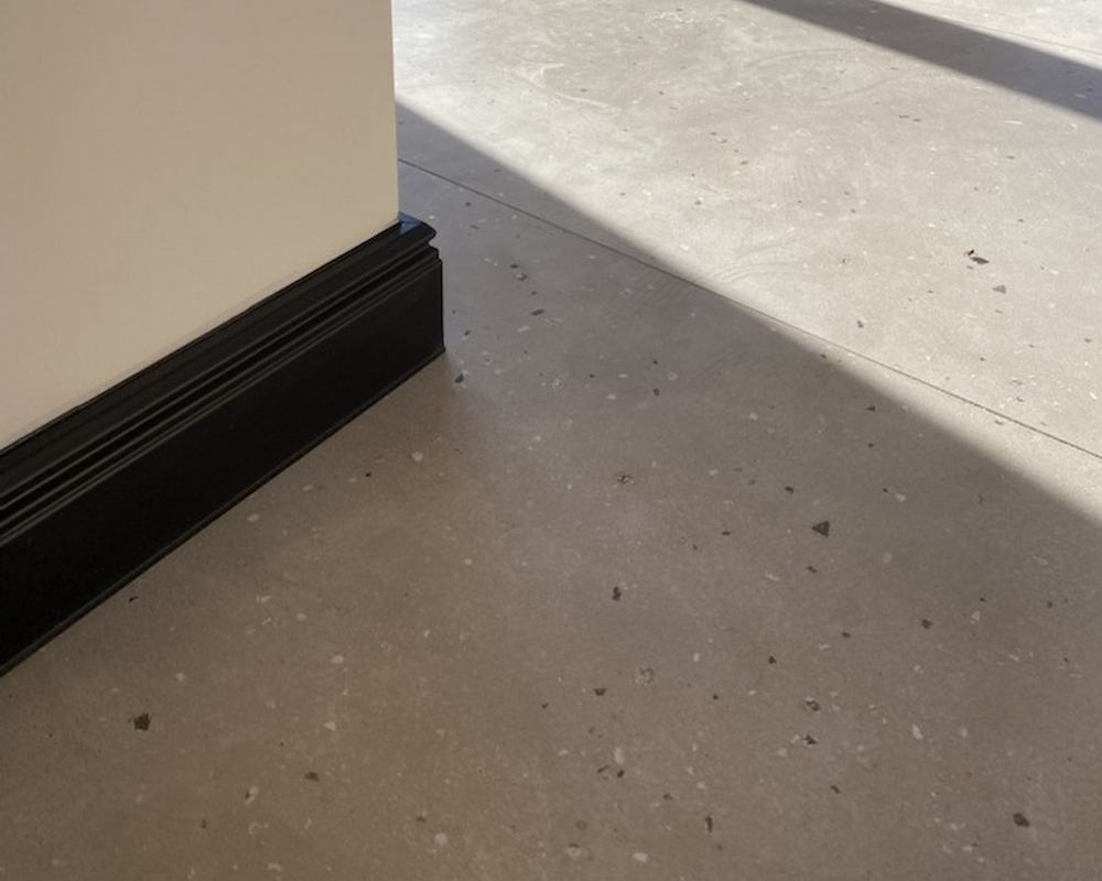 Плинтус ХДФ Dollken Cubu Hamburg Style 80мм х 2,5 м 1144 Черный