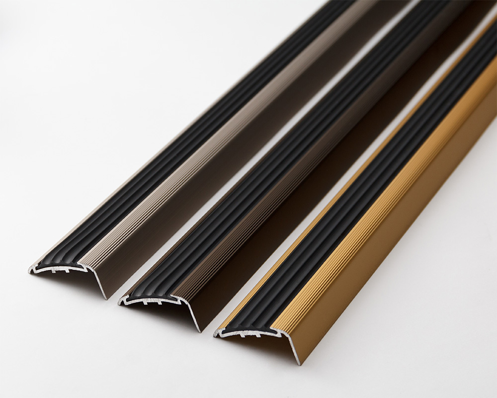 Порог угловой ПУ 71.2700.01лж. Серебро