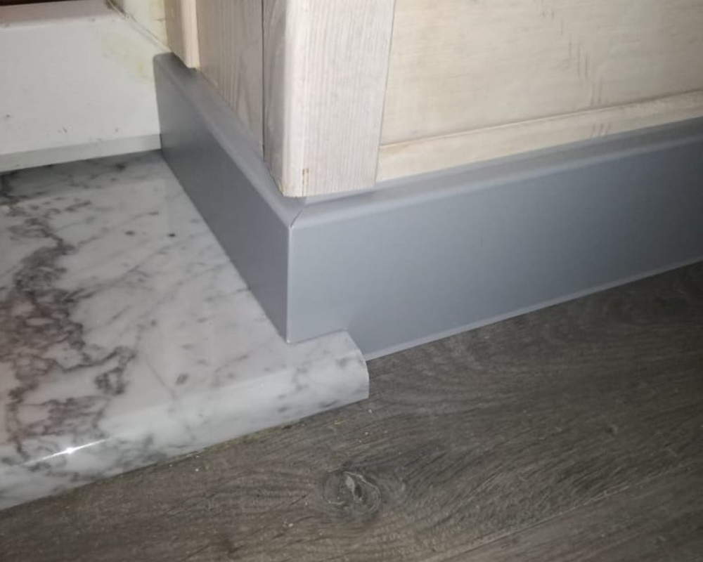 Плинтус ХДФ Dollken Cubu Flex Life 80мм х 2,5 м 1012 Светло-серый