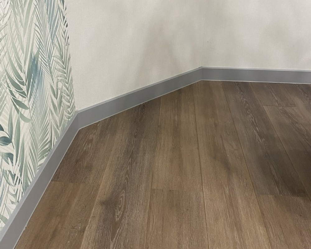 Плинтус ХДФ Dollken Cubu Flex Life 80мм х 2,5 м 1012 Светло-серый