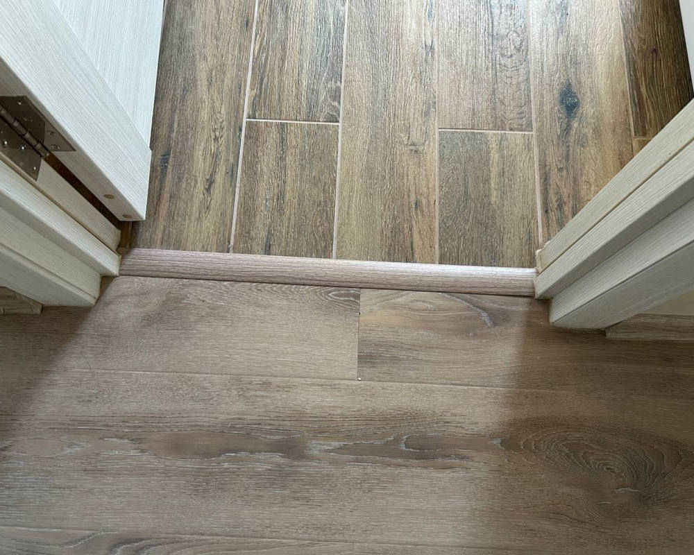 Самоклеящийся порог ЛС 35.2700.4053 Ясень графит