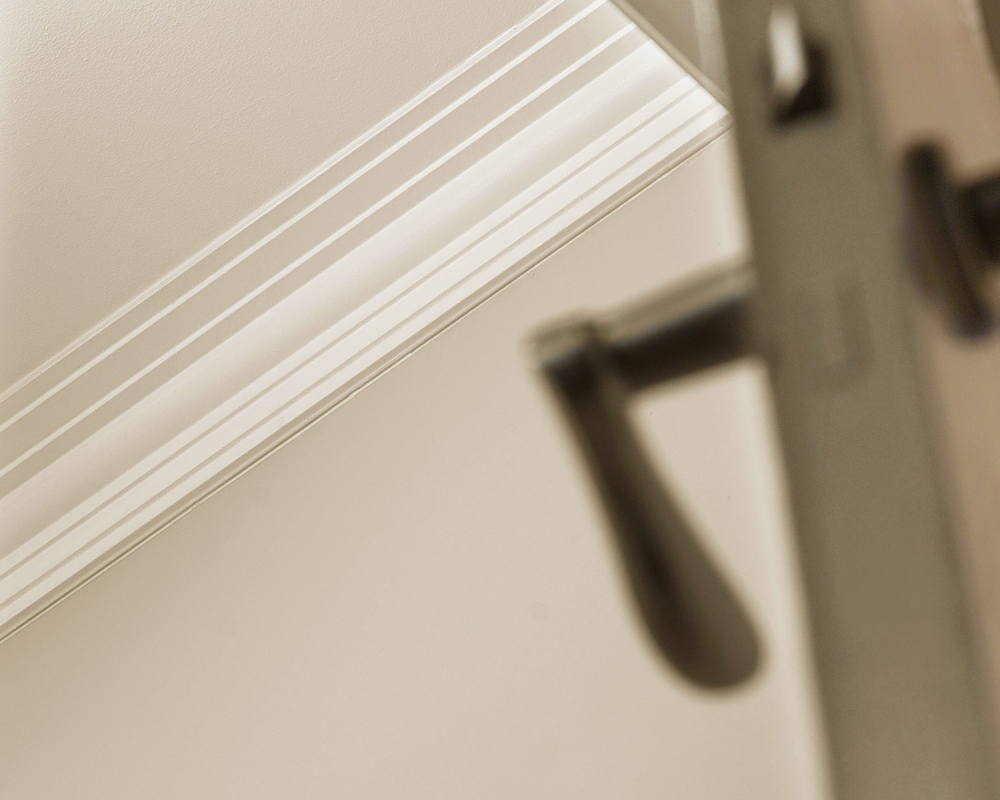 Плинтус потолочный из полистирола высокой плотности HI-WOOD L1902L 150х42мм 2,0м