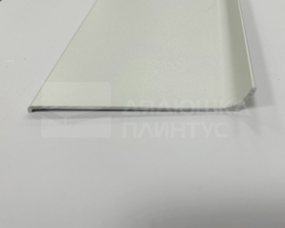 Алюминиевый плинтус AKBD40-SW 2,5м Муар белый