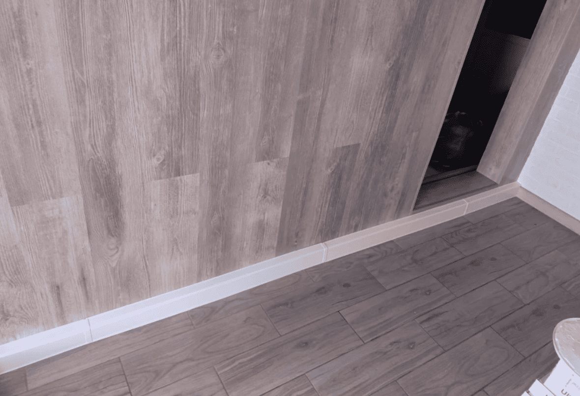 Плинтус для труб отопления ПВХ Smartprofile Аква. Для труб до 25мм. 2.2 метра