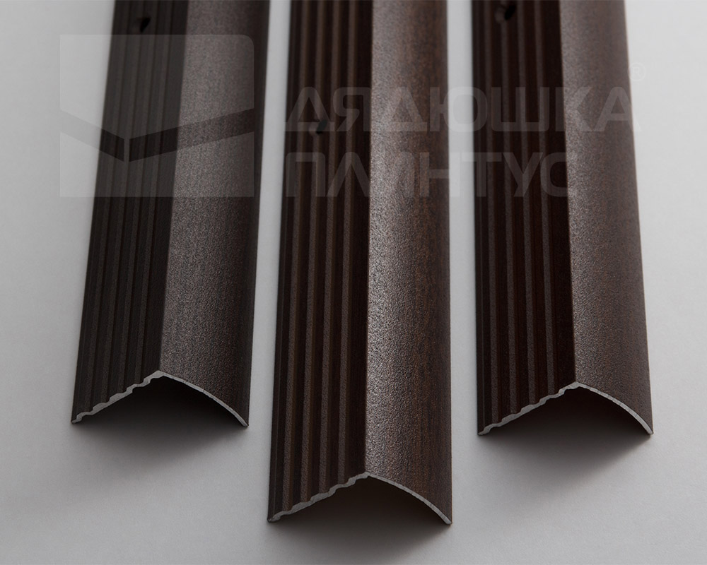 Порог угловой ПУ 04.900.086 Пробка